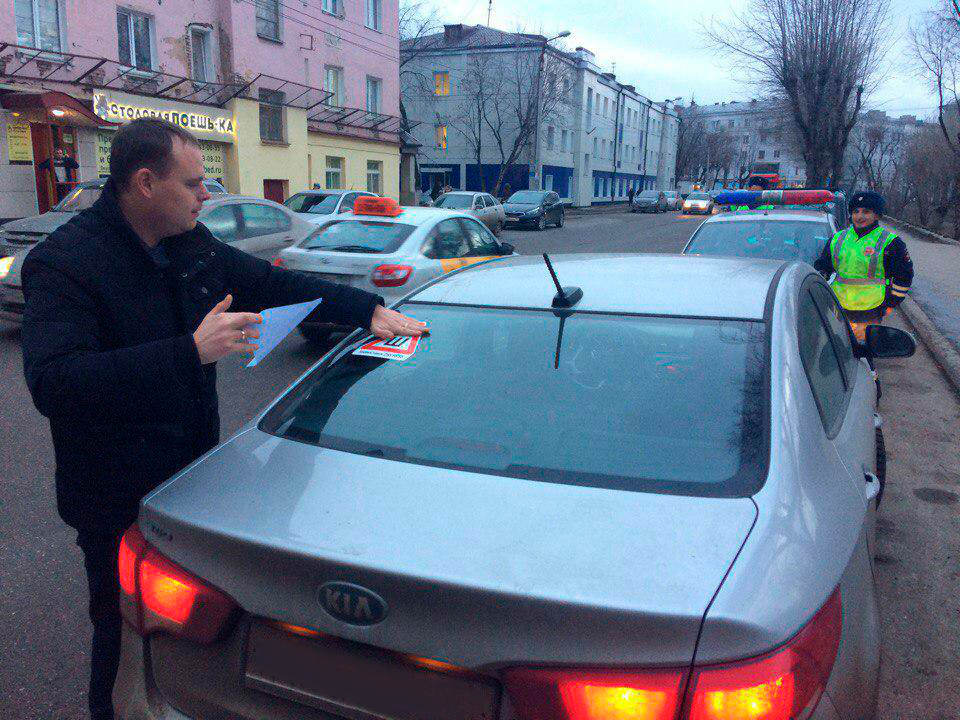 В Перми сервис «Максим» и ГИБДД раздали водителям знак «Шипы»